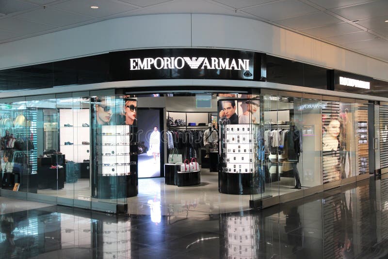 Regreso otro extraño Tienda de Emporio Armani fotografía editorial. Imagen de terminal - 63554802