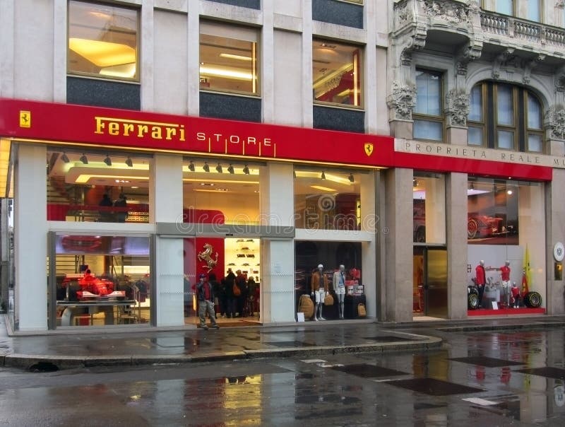 Tienda de Ferrari en Milán imagen editorial. Imagen de departamento