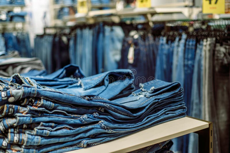 Abolladura Abultar Fácil de suceder Tienda De Jeans En Un Centro Comercial Denegar Ventas Pantalones Azules  Compras Para Mujeres Imagen de archivo - Imagen de departamento, fondos:  173064389