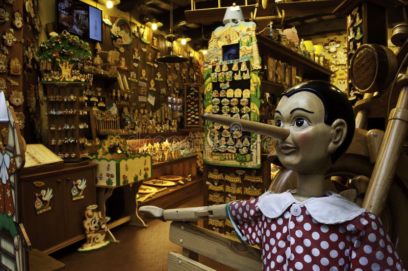 Tienda de juguetes de madera con Pinocchio foto de archivo Tienda de juguetes de madera con Pinocchio foto de archivo