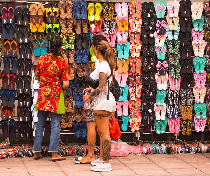 Tienda De La Calle De Las Sandalias En El Mercado Callejero Del Jatujak En Bangkok Tailandia Fotografía - de barato, ciudad:
