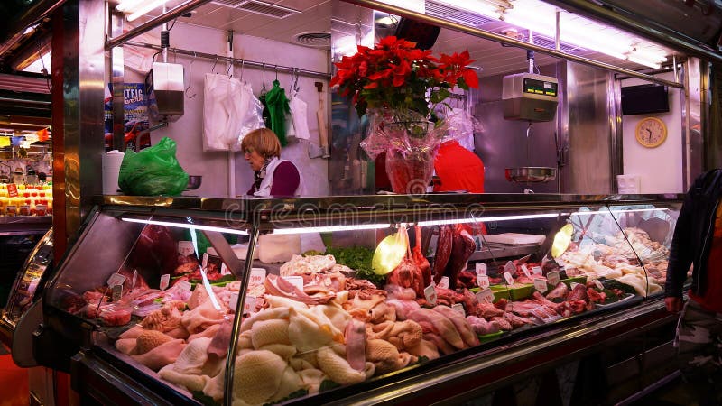 Tienda de la carne en el mercado de Boqueria del La fotos de archivo libres...