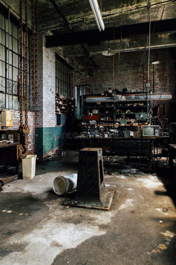 Tienda de máquina almacenada y mugrienta - fábrica de cristal abandonada imagen de archivo libre de regalías Tienda de máquina almacenada y mugrienta - fábrica de cristal abandonada imagen de archivo libre de regalías