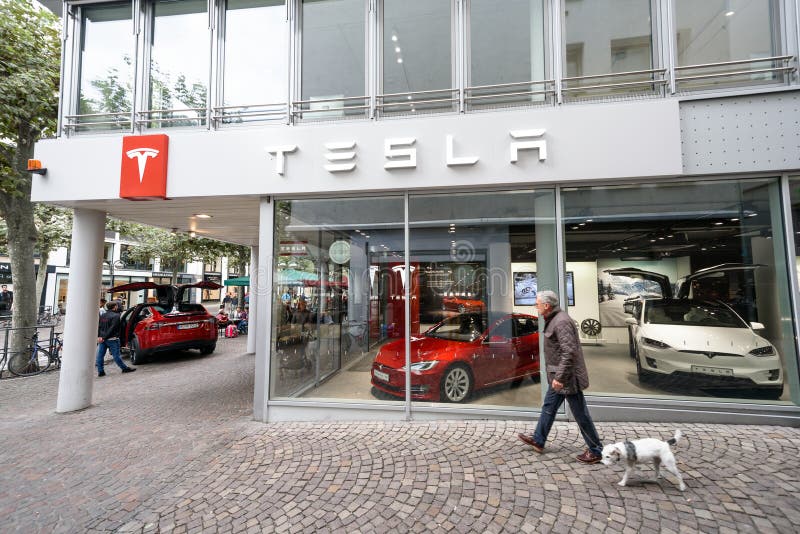 Tienda de máquina de Tesla en Francfort fotografía de archivo Tienda de máquina de Tesla en Francfort fotografía de archivo
