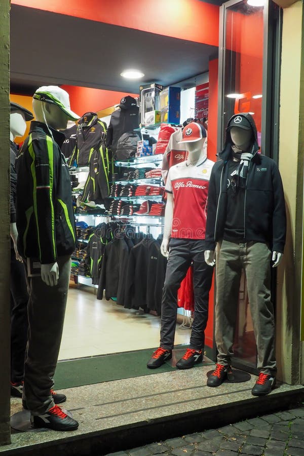 Engreído gritar Derecho Tienda De Ropa Deportiva En Roma, Italia Foto de archivo editorial - Imagen  de centro, departamento: 165670848