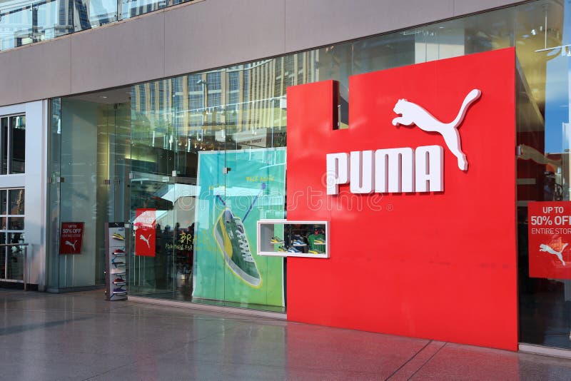 Tienda De Ropa De Puma Foto archivo editorial - Imagen de minorista, zapato: 183681283
