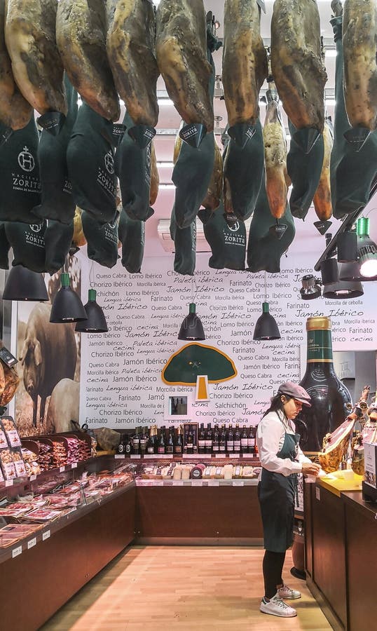 Tienda De Ropa EspaÃ±a Imagen de archivo editorial - Imagen de botella, mujer: 158043539