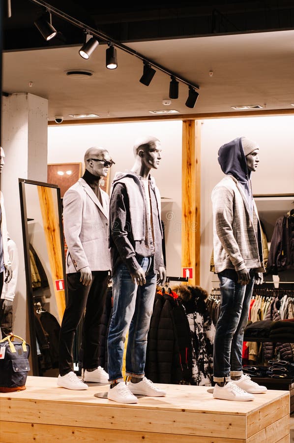 De Ropa Para Hombres. Imagen De Maniquíes En Tienda De Moda Foto de - Imagen de concepto, fashionable: