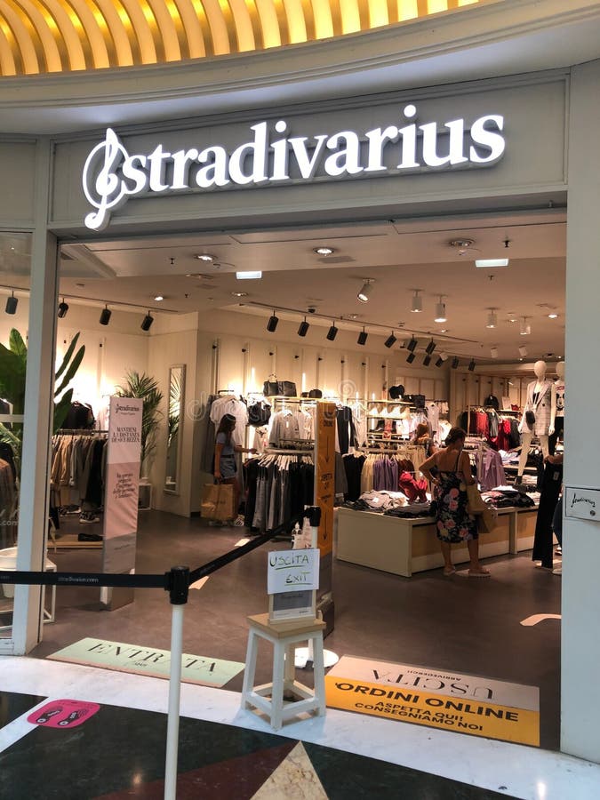 Tienda De Ropa Stradivarius editorial - de hombres: 221984061