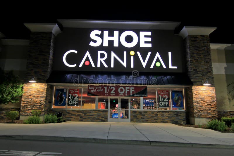 Tienda De Shoe Carnival En La Noche Foto de archivo - Imagen de cerrado,  puerta: 32897616