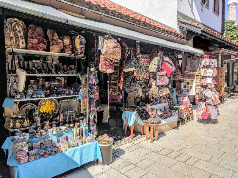 Tienda de souvenirs de color bascarsija en la ciudad de sarajevo de bosnia
