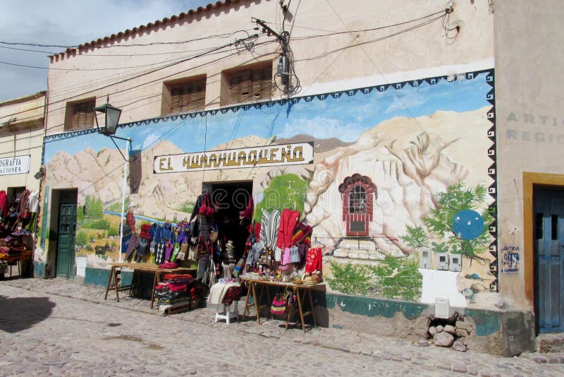 Tienda de souvenirs colorida en Suramérica