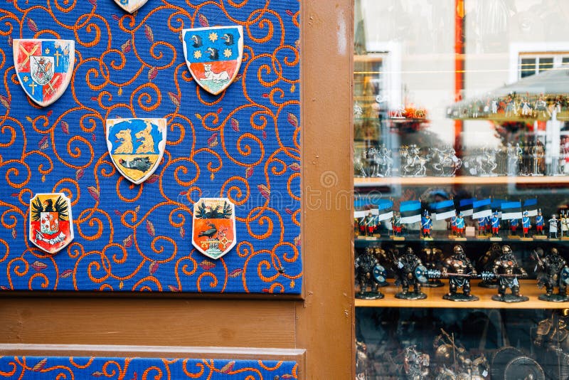 Tienda de souvenirs de la ciudad antigua de Tallin, Estonia imagen de archivo libre de regalías Tienda de souvenirs de la ciudad antigua de Tallin, Estonia imagen de archivo libre de regalías