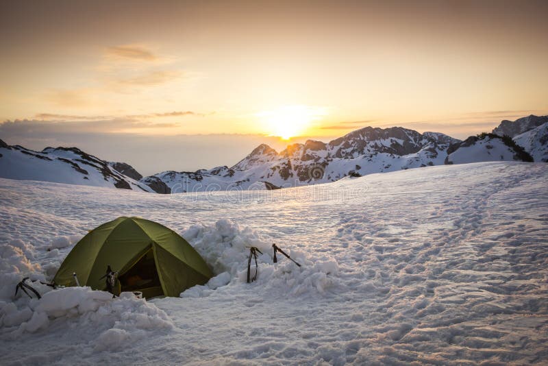 aguja Disipar Abrumar Tienda Del Alpinismo En La Nieve Foto de archivo - Imagen de acampada,  invierno: 96228604