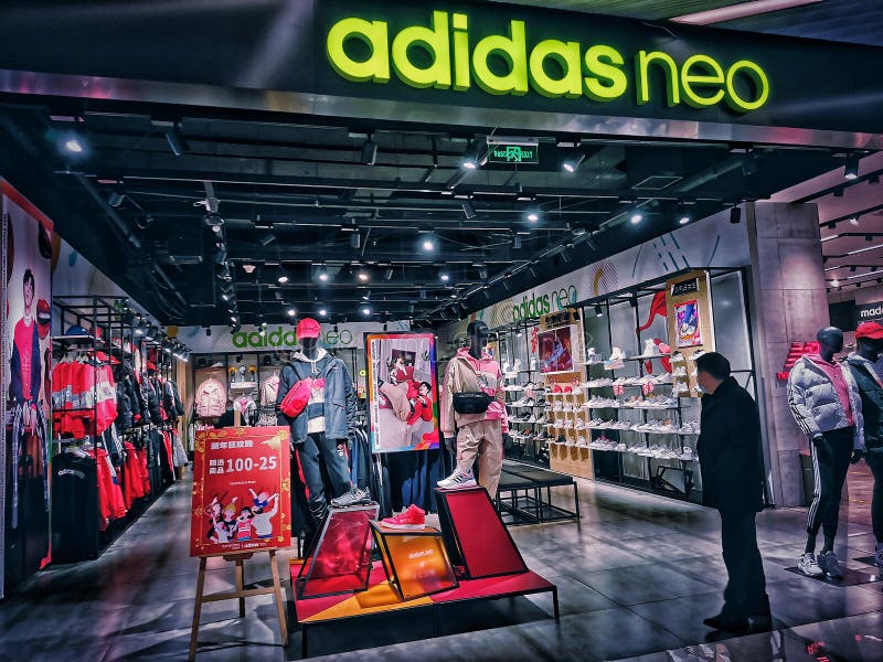 Fuera Demonio cómodo Tienda Deportiva Adidas En La Ciudad China De Wuhan Foto de archivo  editorial - Imagen de comercial, interior: 206207663