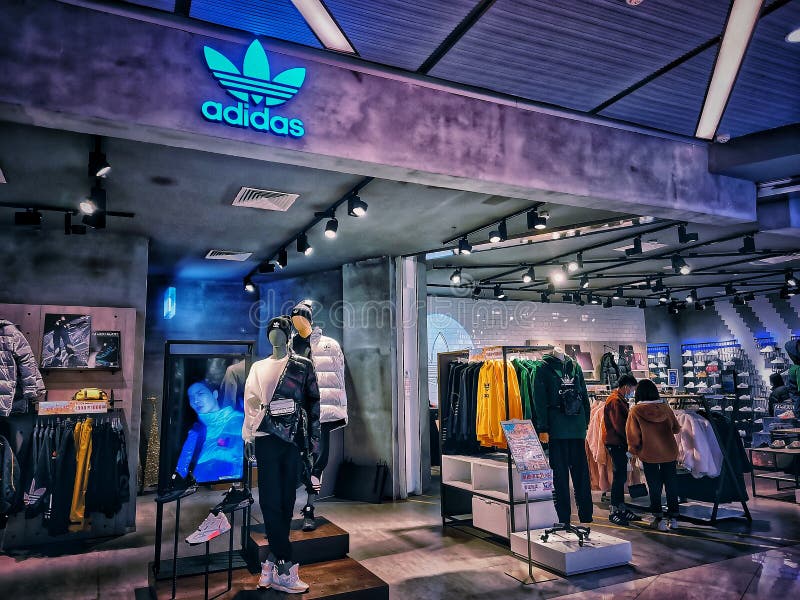 Tienda Deportiva Adidas En La Ciudad China De Foto de archivo editorial - Imagen de comercial, interior: 206207663