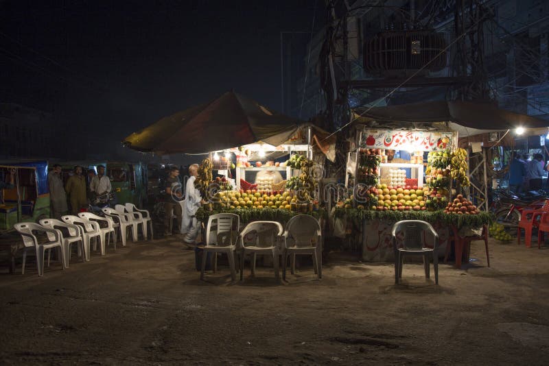 Tienda fresca del jugo en Lahore Paquistán imágenes de archivo libres de regalías Tienda fresca del jugo en Lahore Paquistán imágenes de archivo libres de regalías