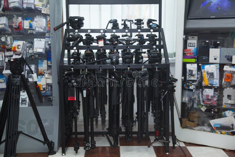 Tienda profesional del equipo de la foto Escaparate con los trípodes fotos de archivo libres de regalías Tienda profesional del equipo de la foto Escaparate con los trípodes fotos de archivo libres de regalías