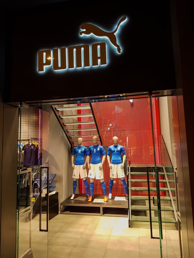 Tienda Puma editorial. Imagen de atlético - 158553646