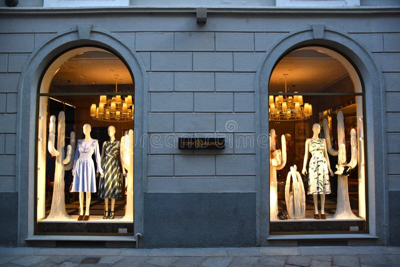 Tienda Tory Burch Se Exhibe En El Distrito De La Moda De Milán Foto  editorial - Imagen de compras, lujo: 160930446