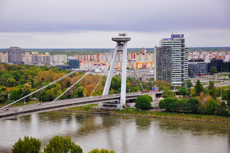 Tienda un puente sobre el povstania del rodného del ¡del nà de Slovenského en Bratislava, Eslovaquia fotografía de archivo libre de regalías Tienda un puente sobre el povstania del rodného del ¡del nà de Slovenského en Bratislava, Eslovaquia fotografía de archivo libre de regalías