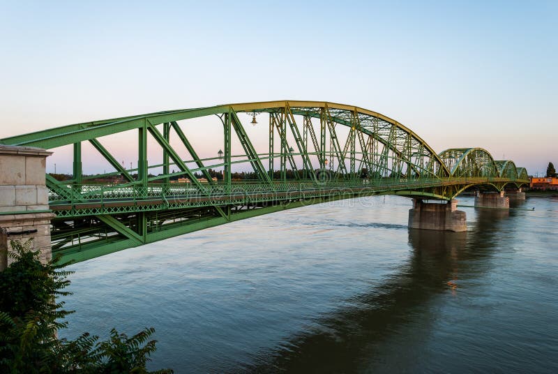 Tienda un puente sobre la conexión de dos países, Eslovaquia y Hungría antes del su