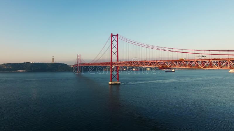 Tienda un puente sobre Ponte 25 de Abril sobre el río Tagus en Lisboa en la opinión aérea de la mañana almacen de metraje de vídeo