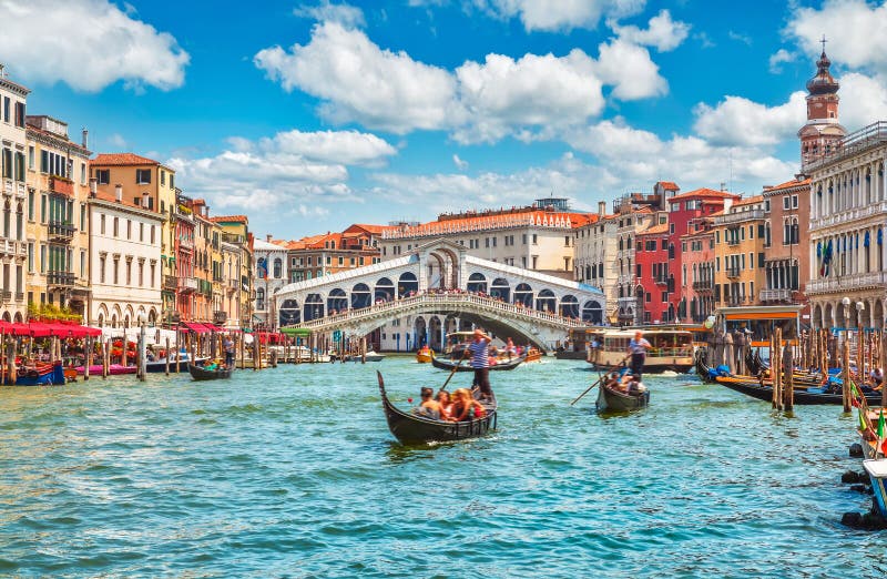 Tienda un puente sobre Rialto en la opinión panorámica Venecia de la señal famosa del Gran Canal