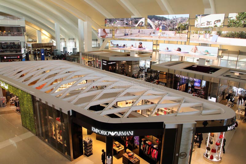 Tiendas con franquicia internas del aeropuerto internacional de Los Ángeles Interior de Tom Bradley International Terminal fotos de archivo libres de regalías