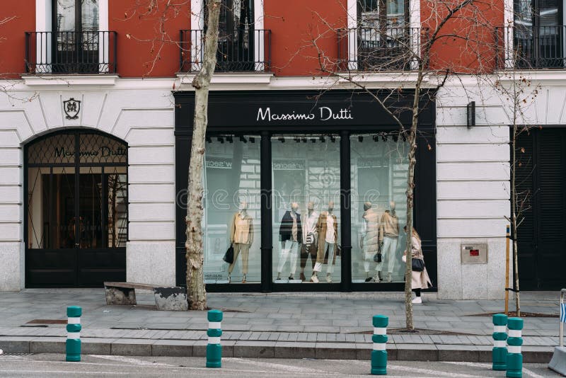 Tiendas De Moda La Calle Serrano Una Calle Comercial De Lujo En Madrid Imagen editorial - Imagen de calle, edificio: 224412895