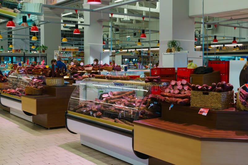 Tiendas en el bazar con diversos productos cárnicos imágenes de archivo libres de regalías Tiendas en el bazar con diversos productos cárnicos imágenes de archivo libres de regalías