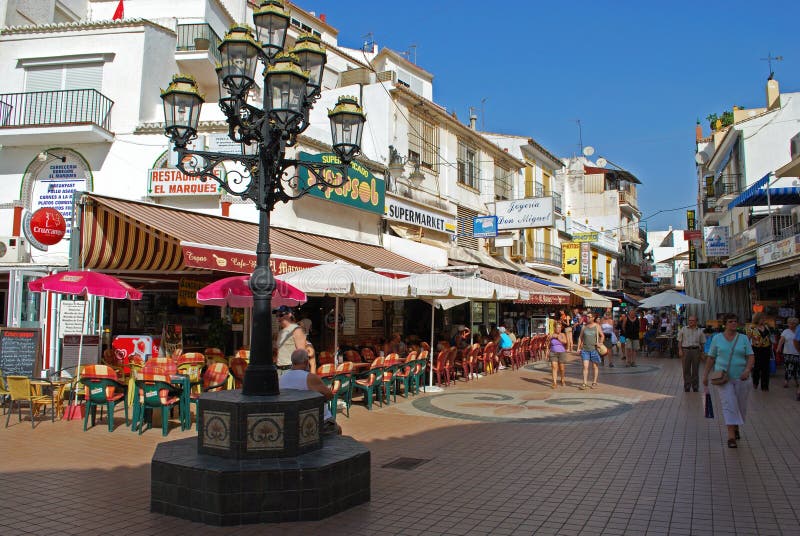 Tiendas y cafés, Torremolinos del centro de ciudad fotografía de archivo Tiendas y cafés, Torremolinos del centro de ciudad fotografía de archivo