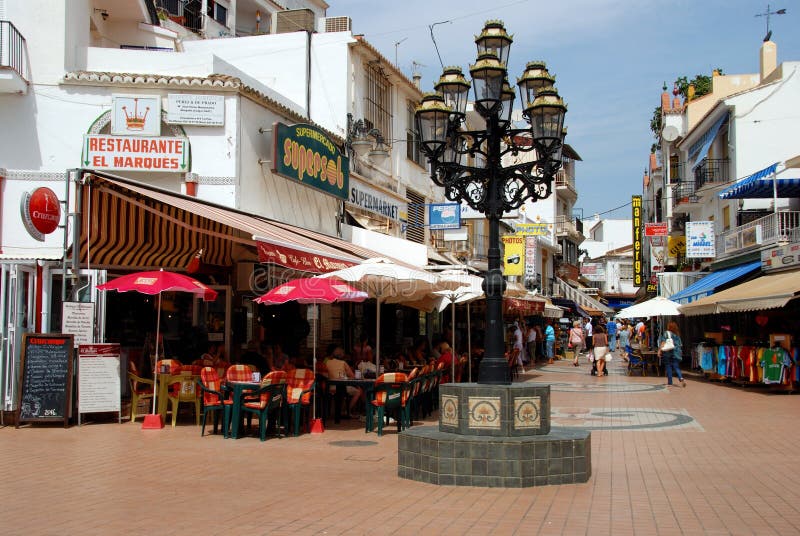 Tiendas y cafés, Torremolinos del centro de ciudad fotografía de archivo Tiendas y cafés, Torremolinos del centro de ciudad fotografía de archivo
