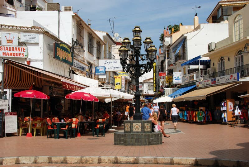 Tiendas y cafés, Torremolinos del centro de ciudad foto de archivo libre de regalías Tiendas y cafés, Torremolinos del centro de ciudad foto de archivo libre de regalías
