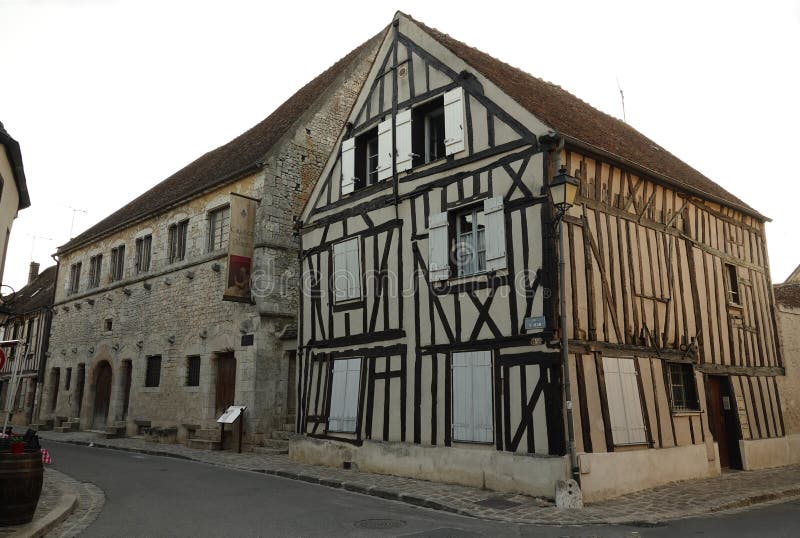 Tiendschuur en middeleeuws huis in Provins in Frankrijk stock fotografie Tiendschuur en middeleeuws huis in Provins in Frankrijk stock fotografie