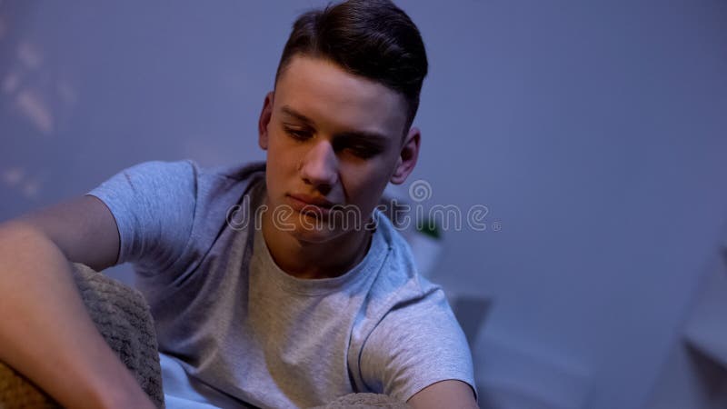 Tiener die in bed bij nacht, eerste liefdeverbreken, problemen met vrienden schreeuwen royalty-vrije stock foto Tiener die in bed bij nacht, eerste liefdeverbreken, problemen met vrienden schreeuwen royalty-vrije stock foto