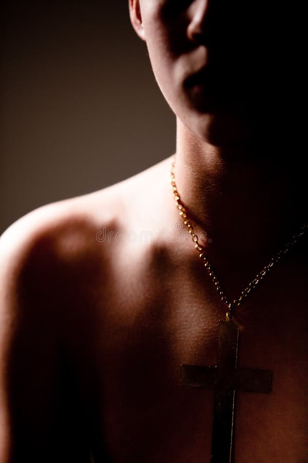 Tiener die Kruis op Ketting dragen rond Hals stock foto's Tiener die Kruis op Ketting dragen rond Hals stock foto's