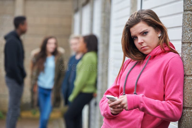 Tiener die Mobiele Telefoon in het Stedelijke Plaatsen met behulp van royalty-vrije stock afbeelding Tiener die Mobiele Telefoon in het Stedelijke Plaatsen met behulp van royalty-vrije stock afbeelding