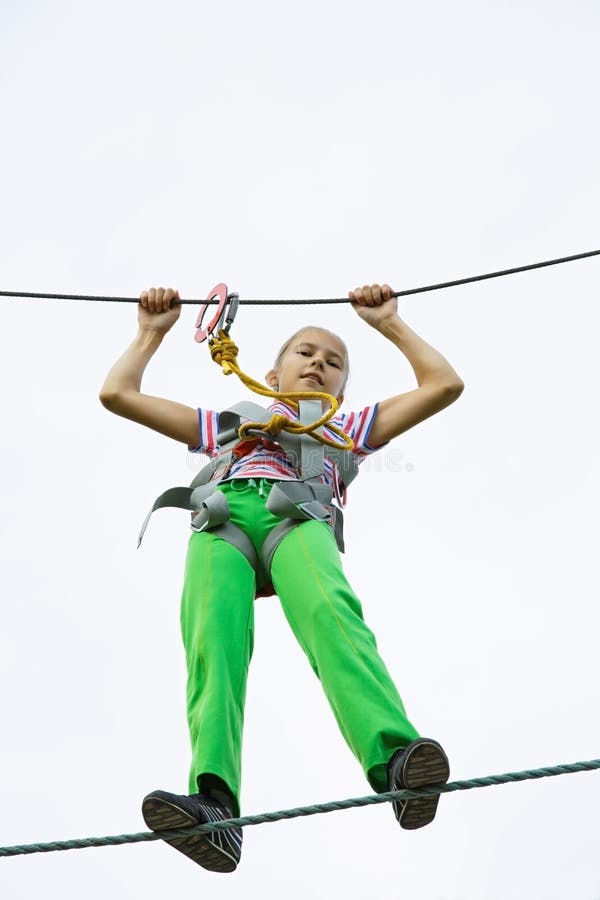 Tiener die op een kabel lopen stock fotografie