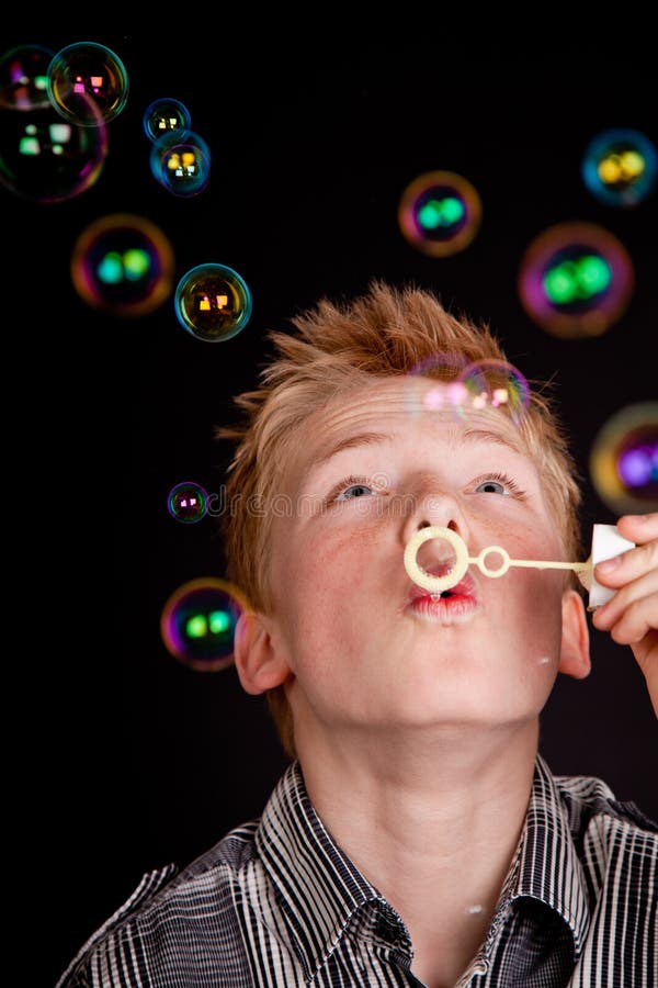 Tiener die pret blazende zeepbels hebben stock foto Tiener die pret blazende zeepbels hebben stock foto