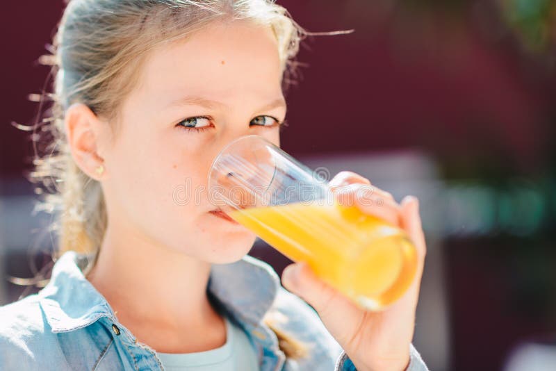 Tiener die Vers Jus d'orange drinkt Gezonde Levensstijl, Vegetarisch Dieet en Maaltijd Drink Sap gezondheidszorg en schoonheid stock afbeeldingen Tiener die Vers Jus d'orange drinkt Gezonde Levensstijl, Vegetarisch Dieet en Maaltijd Drink Sap gezondheidszorg en schoonheid stock afbeeldingen
