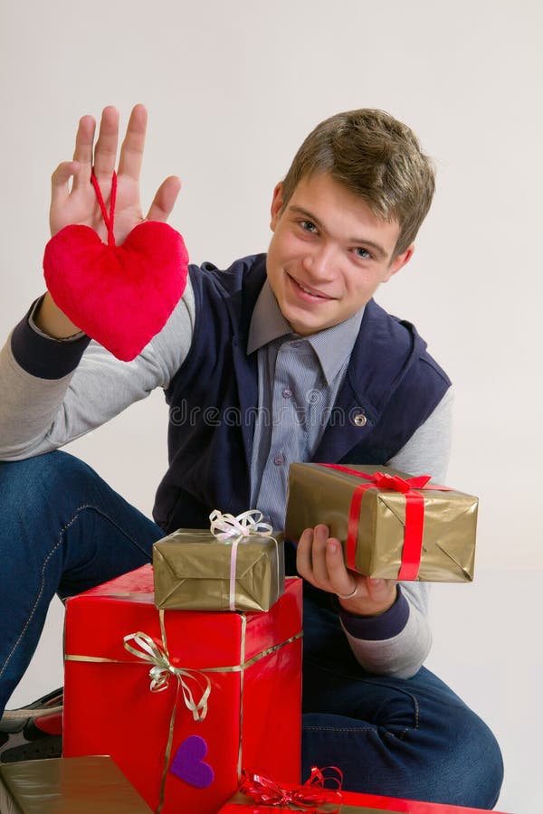 Tiener met hart en giften royalty-vrije stock foto Tiener met hart en giften royalty-vrije stock foto