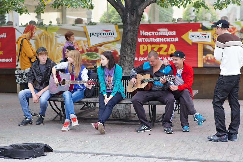Tiener-musici op Kirovka-het lopen straat in Chelyabinsk-stad, Rusland royalty-vrije stock foto's Tiener-musici op Kirovka-het lopen straat in Chelyabinsk-stad, Rusland royalty-vrije stock foto's
