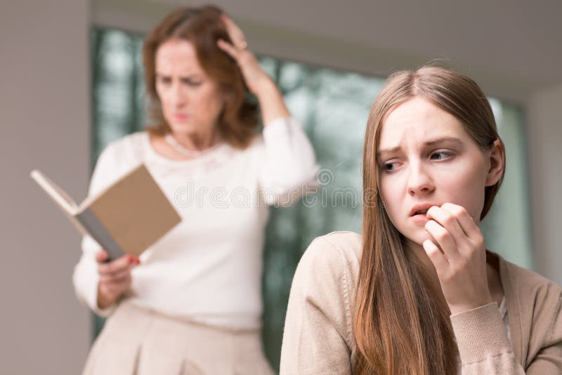 Tiener ongerust gemaakt meisje en haar geopenbaarde geheimen stock foto's Tiener ongerust gemaakt meisje en haar geopenbaarde geheimen stock foto's