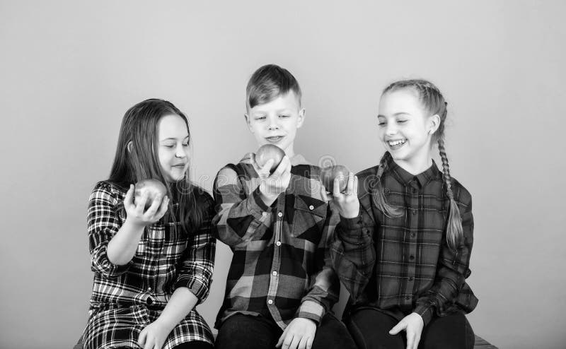 Tienerjaren met gezonde snack Gezonde het op dieet zijn en vitaminevoeding Eet fruit en ben gezond De groepstieners houden appele stock foto Tienerjaren met gezonde snack Gezonde het op dieet zijn en vitaminevoeding Eet fruit en ben gezond De groepstieners houden appele stock foto