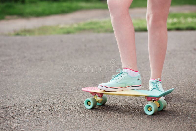 Tienermeisje onderaan de straat met een skateboard stock foto's Tienermeisje onderaan de straat met een skateboard stock foto's