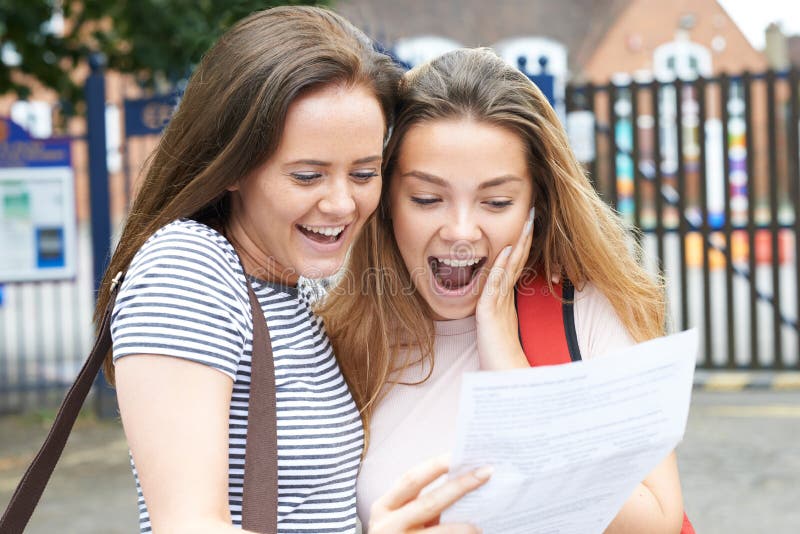 Tieners die Examenresultaten vieren royalty-vrije stock afbeeldingen Tieners die Examenresultaten vieren royalty-vrije stock afbeeldingen