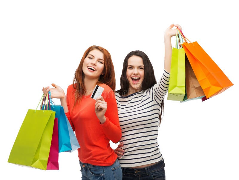 Tieners met het winkelen zakken en creditcard royalty-vrije stock foto Tieners met het winkelen zakken en creditcard royalty-vrije stock foto