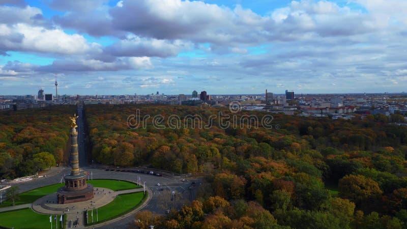 Πάρκο Tiergarten στο Βερολίνο σε ζωντανά φθινοπωρινά χρώματα. Εξαιρετική αεροφωτογραφία, πτήση με drone φιλμ μικρού μήκους