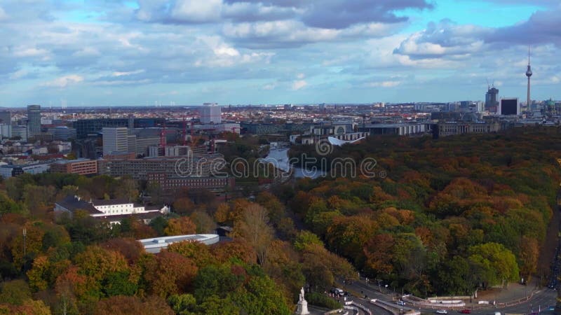 Πάρκο Tiergarten στο Βερολίνο σε ζωντανά φθινοπωρινά χρώματα. Υπέροχη αεροφωτογραφία, πτήση drone απόθεμα βίντεο
